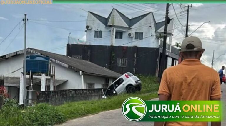 Motorista confunde as marchas e colide carro contra muro em Cruzeiro do Sul