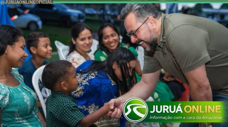 Em Acrelândia, Alan Rick puxa oração por Bolsonaro, pede fé no Acre e destaca investimentos no município