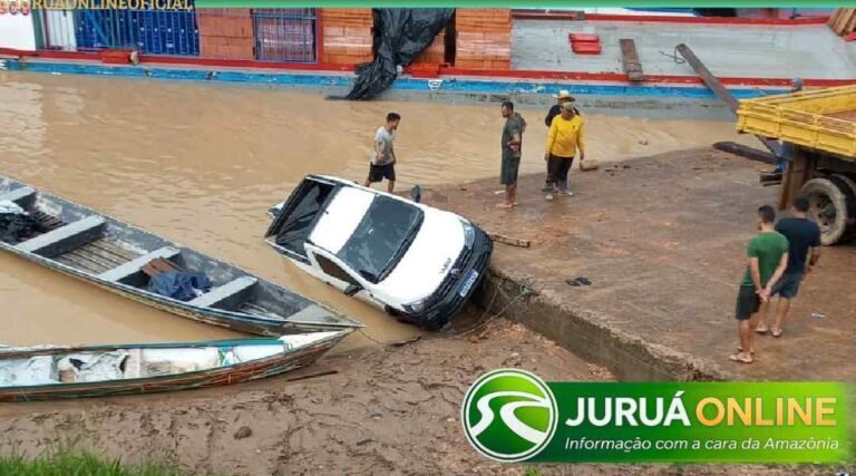 Veículo cai parcialmente em rio durante tentativa de embarque em Porto Walter