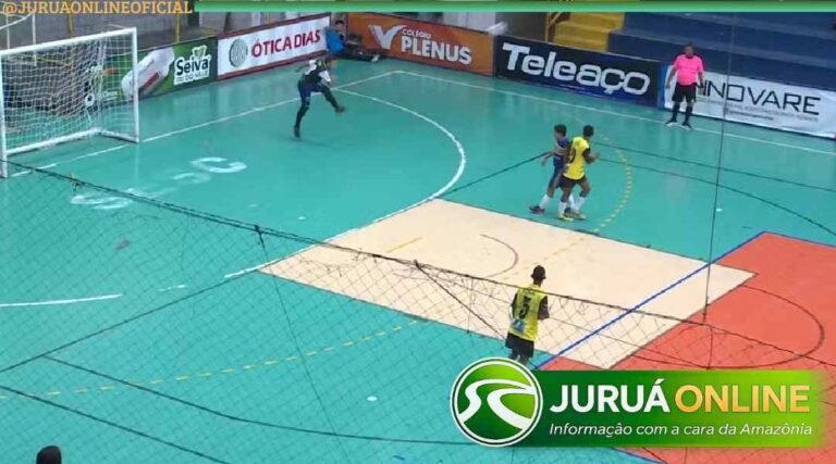 Goleiro defende, chuta da própria área e marca um golaço no futsal; veja o vídeo