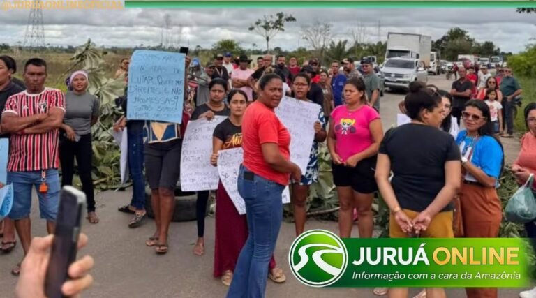 BR-364 é fechada em Sena Madureira em protesto por falta de mediadores em escolas
