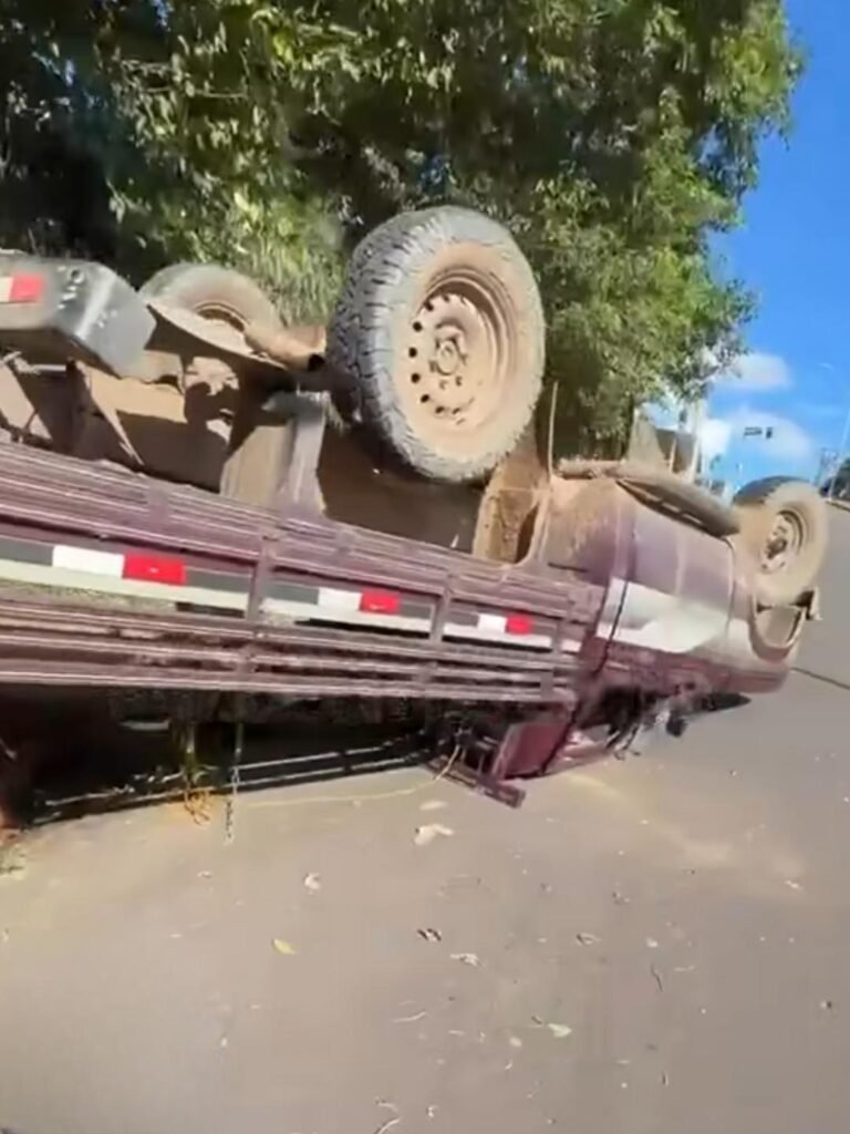 Carro perde o controle e capota na Avenida Lauro Müller na tarde desta terça-feira; ocupantes saem ilesos