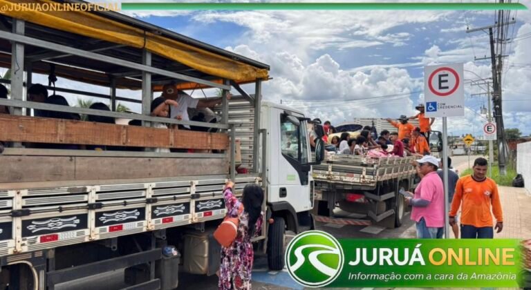 Famílias retornam para casa após vazante do Rio Juruá em Cruzeiro do Sul