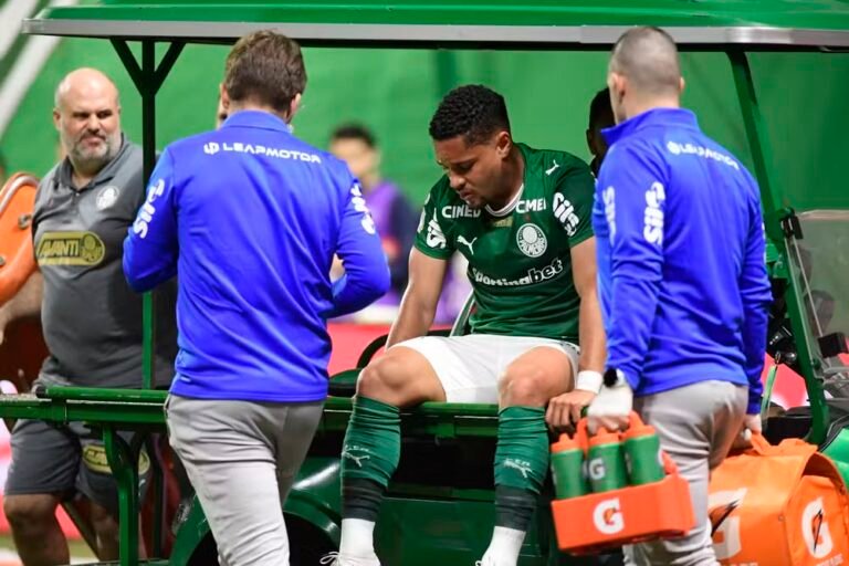 Vitor Roque volta a sentir dores e é substituído com 15 minutos em Palmeiras x Jacuipense