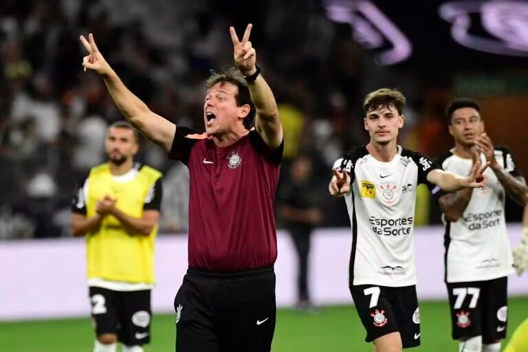 Volante do Corinthians é denunciado ao STJD e pode pegar até seis jogos de suspensão