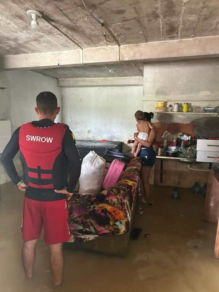 Prefeitura inicia retirada de famílias atingidas pela cheia do Rio Juruá em Cruzeiro do Sul