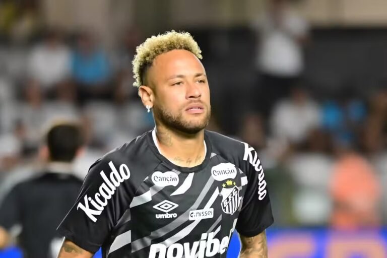 Neymar deve ficar fora de clássico contra o Palmeiras; Santos avalia presença no banco