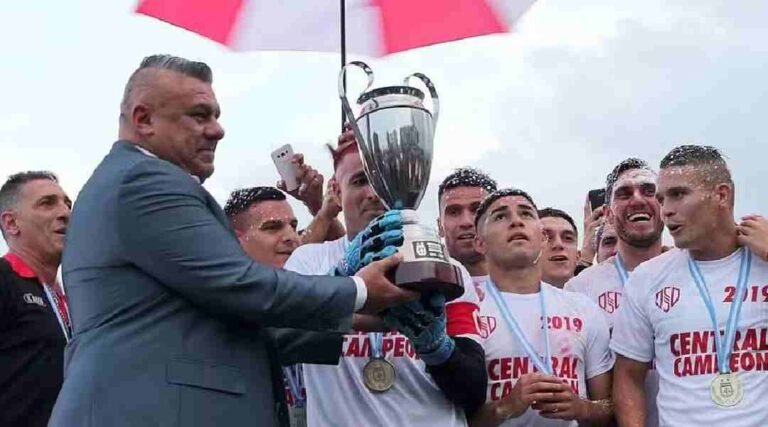 “Tapia FC”: conheça a ligação do Barracas Central, rival do Vasco, com presidente da Federação Argentina