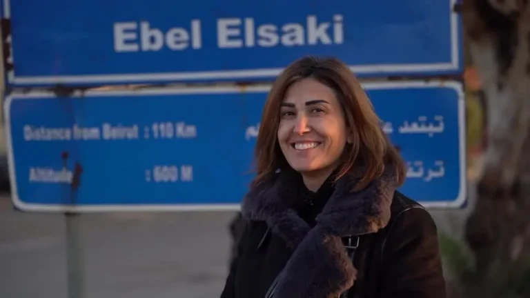 Jornalista Amal Khalil morre após ataque aéreo no Líbano; família afirma que ela pediu socorro antes de morrer