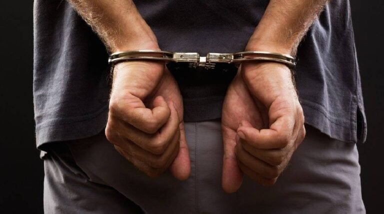 Homem é preso após ameaçar companheira e filhos com terçado em Cruzeiro do Sul
