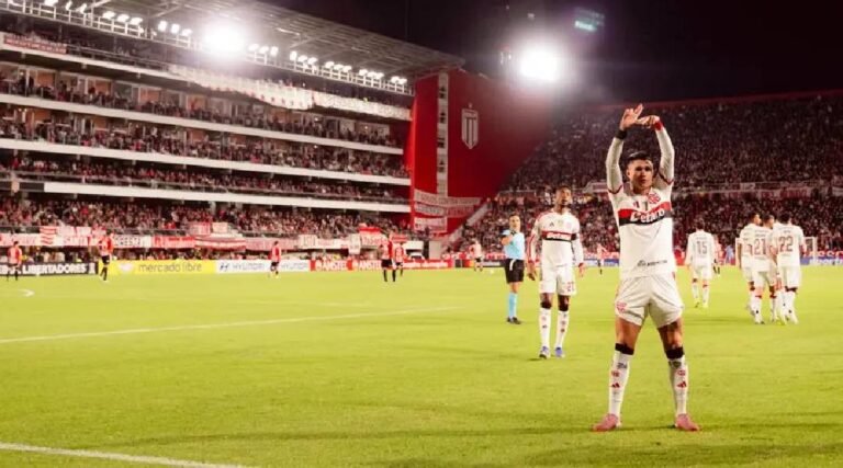 Flamengo empata com Estudiantes em jogo marcado por polêmicas de arbitragem