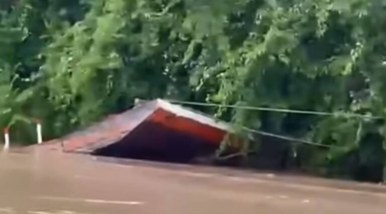 Balsa naufraga e derrama 50 mil litros de diesel no Rio Tarauacá