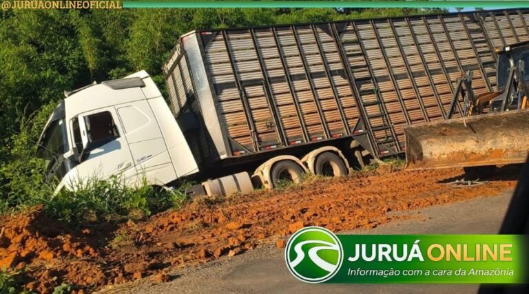 Carreta sai da pista na BR-364 após motorista perder o controle no interior do Acre