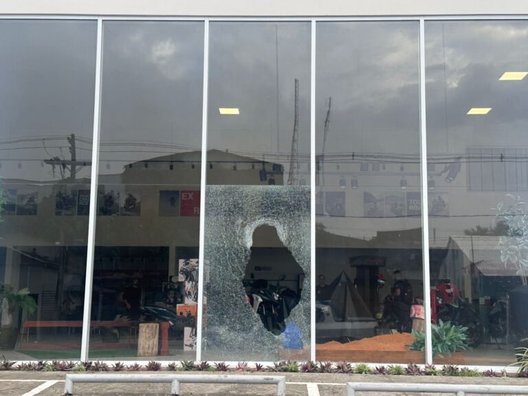 Criminosos invadem concessionária e quebram vidros durante assalto em Cruzeiro do Sul
