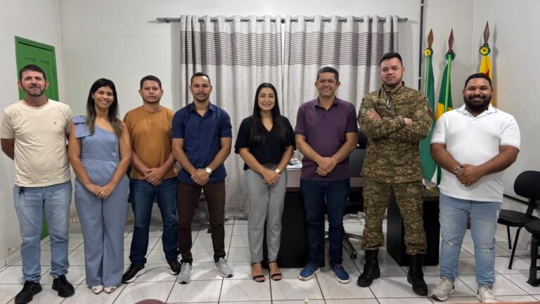 Prefeito Salatiel Magalhães recebe Jair Santana, filho de Rodrigues Alves, que atuou na guerra da Ucrânia
