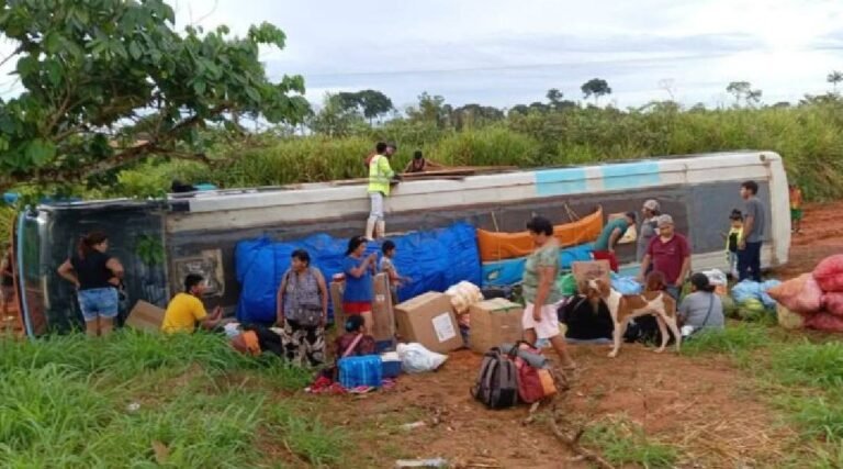 Ônibus tomba em rodovia e deixa ferido na rota entre La Paz e Cobija