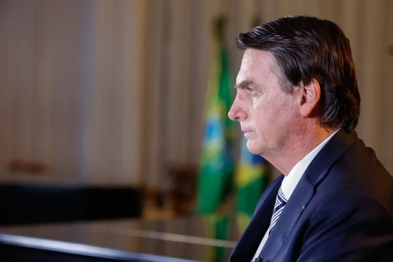 Moraes autoriza manutenção em elevador na residência de Bolsonaro mediante controle de segurança