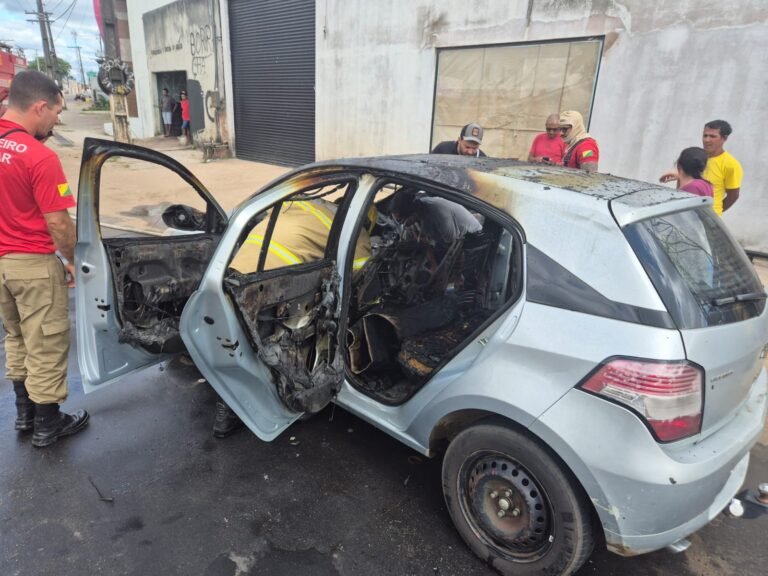 Carro pega fogo próximo à Faculdade Afya em Cruzeiro do Sul; pai, filho e sobrinha conseguem sair a tempo