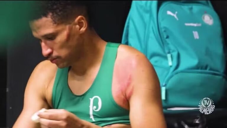 Palmeiras provoca Flamengo após expulsão de Carrascal e publica marcas da chuteira em Murilo