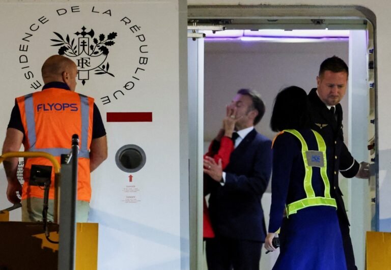 “Tapa de Brigitte em Macron dentro de avião presidencial teria sido motivado por mensagens com atriz, diz jornalista”
