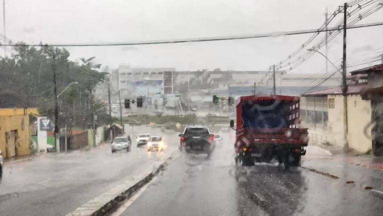 Vale do Juruá entra em alerta máximo para chuvas fortes e ventos intensos até quinta-feira; risco de alagamentos cresce na região