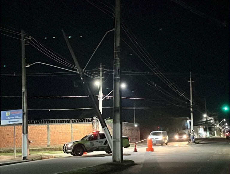 Caminhão arrasta fiação e deixa poste prestes a cair na Rua Tarauacá, em Cruzeiro do Sul