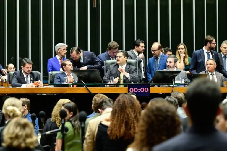 Seis partidos na Câmara e cinco no Senado votam integralmente pela derrubada de veto ao PL da Dosimetria