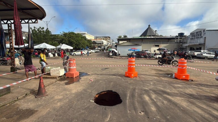 Buraco em área de caminhoneiros gera transtornos e prefeitura aguarda baixa do rio para solução definitiva