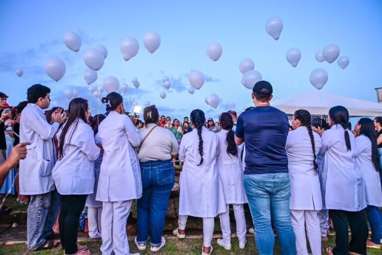 Raquel Feitosa é sepultada sob forte comoção no cemitério Morada da Paz, em Rio Branco