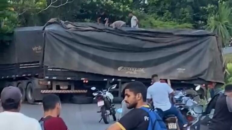 Carreta fica atravessada na estrada do Guajará, próximo à Curva do “S”, no Amazonas