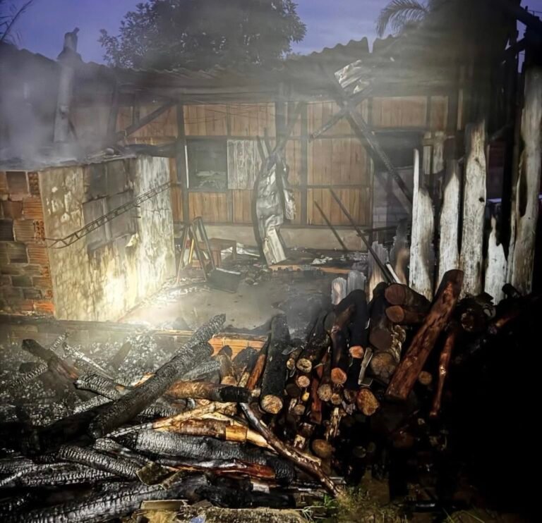 Padaria em construção pega fogo e cenário vira destruição em Cruzeiro do Sul; suspeita é de brasas de forno