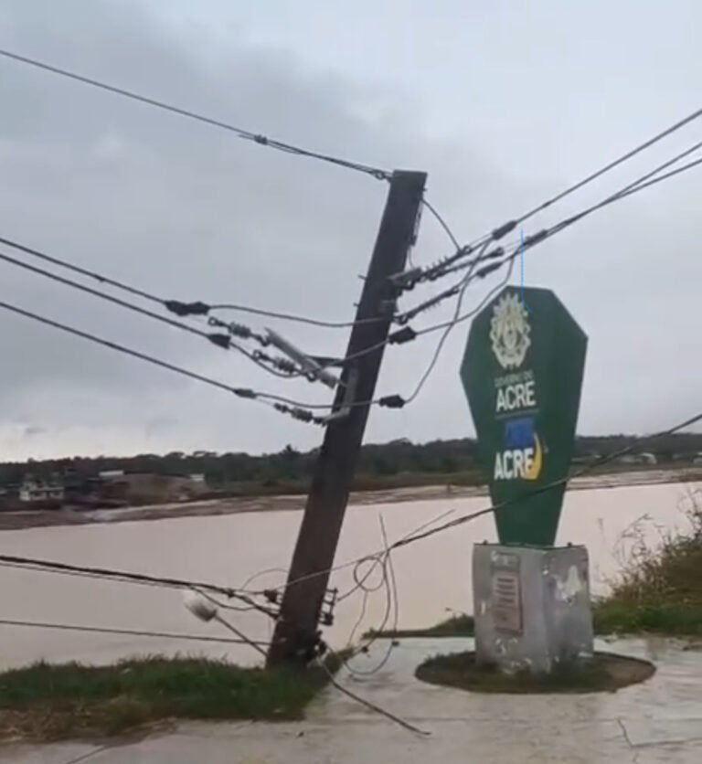 Barranco cede em Rodrigues Alves: poste cai e região poderá ficar sem energia para manutenção emergencial