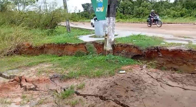 Após barranco ceder em Rodrigues Alves e poste cair, empresa descarta interrupção de energia