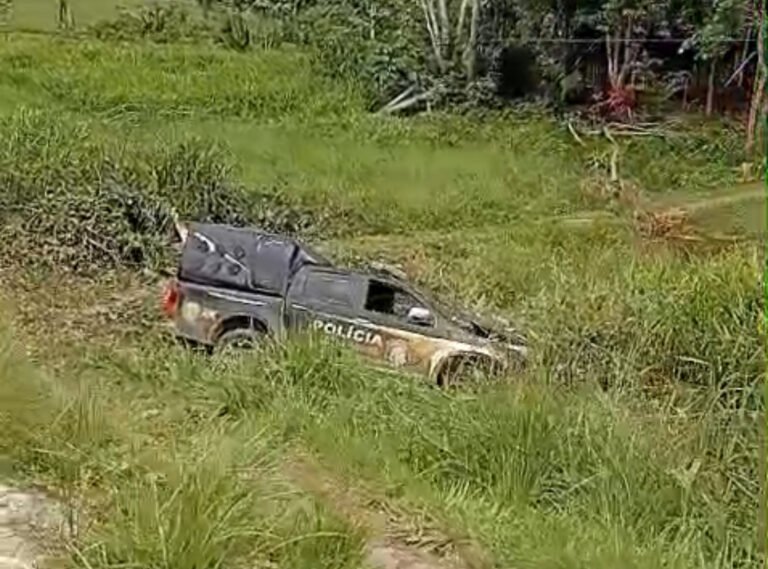 Caminhonete da Polícia Penal sai da pista após tentar desviar de buraco em comunidade de Cruzeiro do Sul
