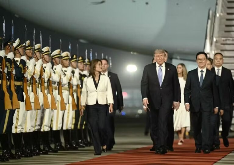 China vê EUA em declínio enquanto Trump desembarca em Pequim para encontro com Xi Jinping