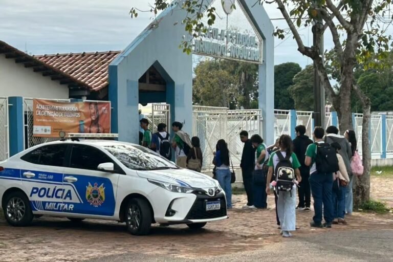 Com detector de metal com defeito, escola do Acre retoma aulas com revistas e apoio da PM