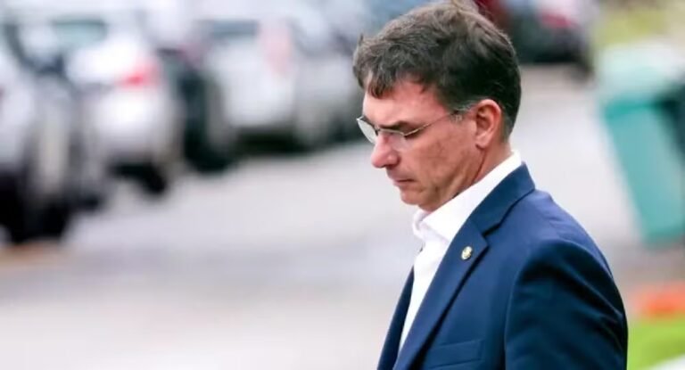 “Como a imprensa internacional repercutiu o escândalo entre Flávio Bolsonaro e banqueiro preso por fraude”