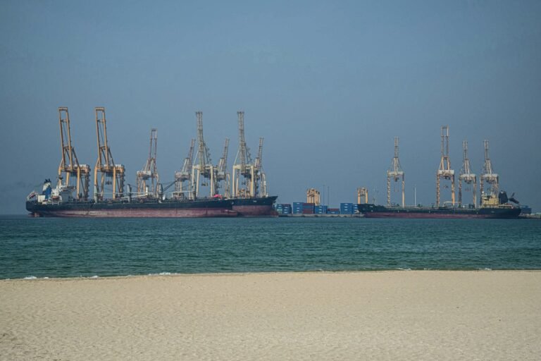 Petróleo dispara após impasse entre EUA e Irã e falta de avanços em reunião com a China