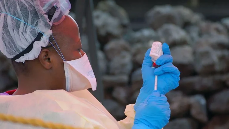 Novo surto de Ebola mata 65 pessoas no leste da República Democrática do Congo