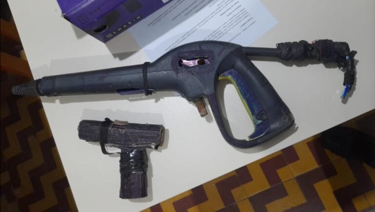 Aluno de 11 anos é flagrado com simulacros de armas em escola de Rio Branco