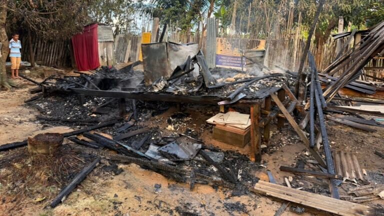 Incêndio destrói residência e família pede ajuda após perder tudo