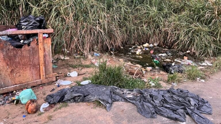 Moradores denunciam descarte irregular de lixo a céu aberto em Cruzeiro do Sul