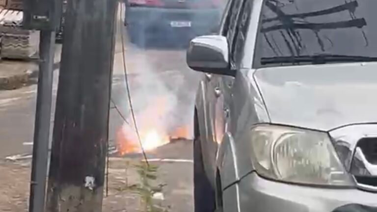 Fiação elétrica caída provoca faíscas e coloca pedestres e motoristas em risco em Cruzeiro do Sul