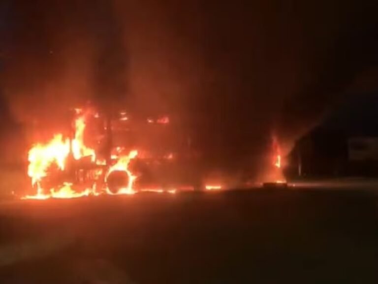 Ônibus com passageiros pega fogo na Estrada do Calafate, em Rio Branco