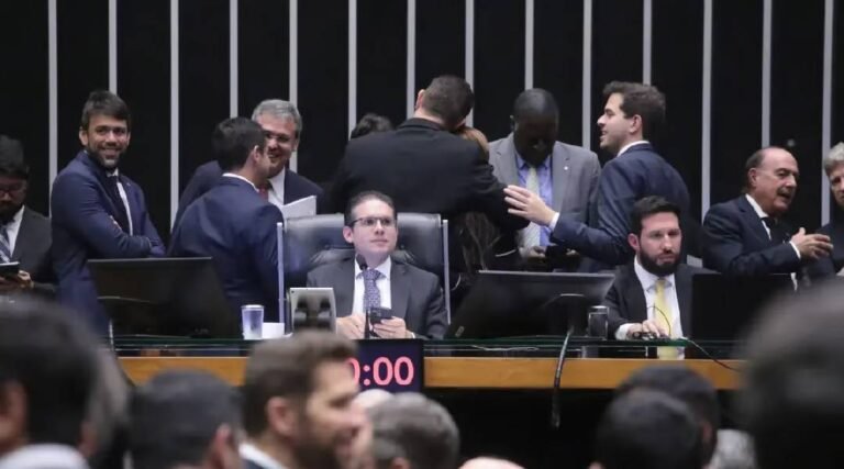 Com sessões extras e trâmite acelerado, Hugo mira votar PEC 6×1 neste mês