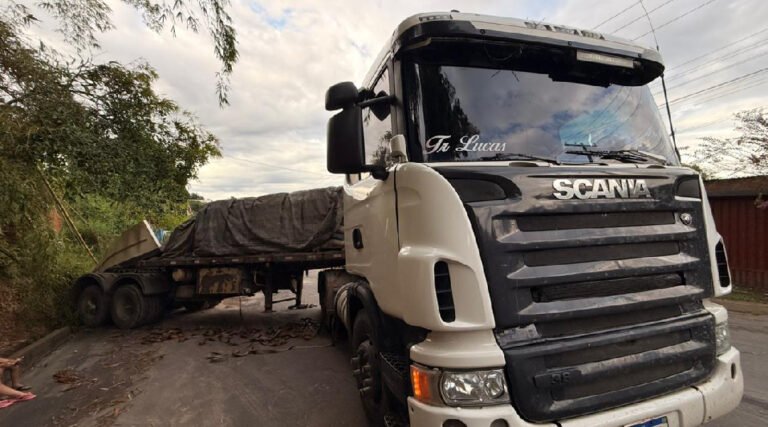 Veículo pesado falha em subida de ladeira e tomba parcialmente em Cruzeiro do Sul