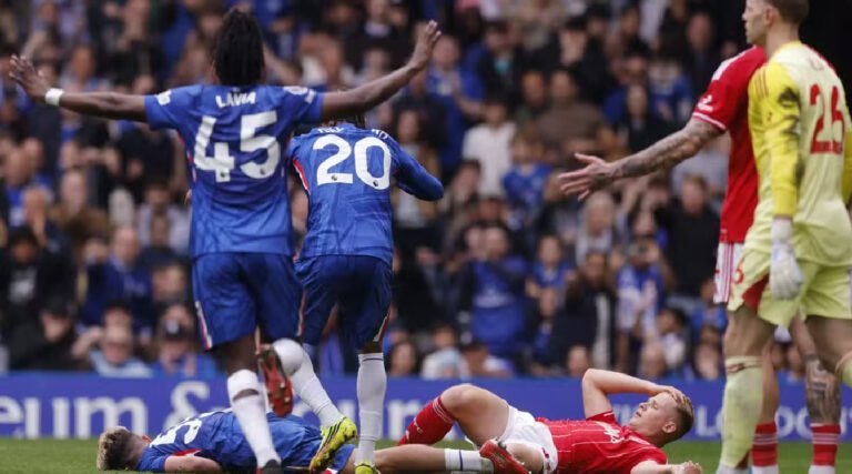 Jogador do Chelsea cai desacordado após choque no jogo contra o Nottingham Forest