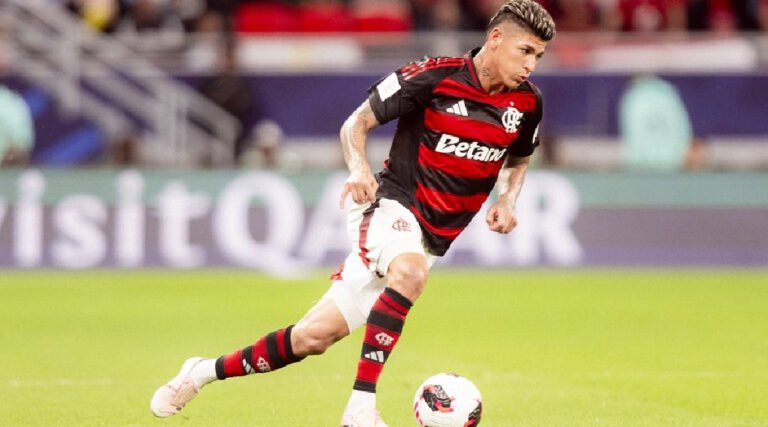 Flamengo vence o Grêmio na Arena e segue caça ao líder Palmeiras