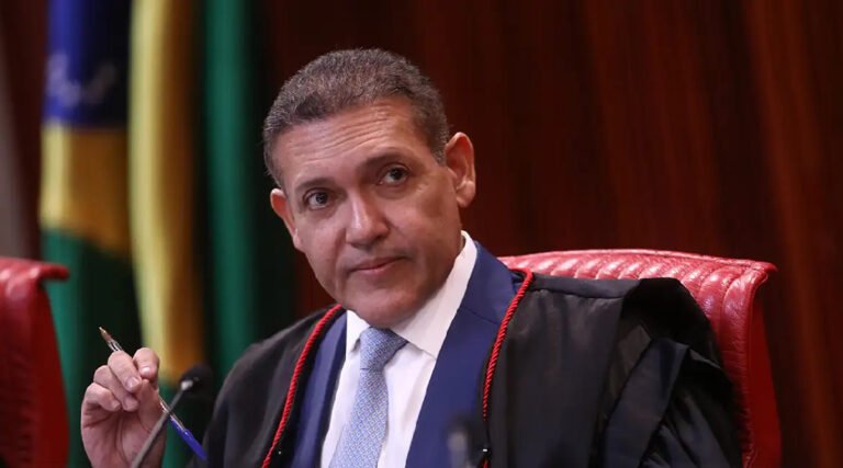 Nunes Marques toma posse na presidência do TSE e vai comandar eleições