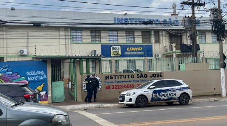 Aulas no São José seguem suspensas e pais se reúnem com autoridades